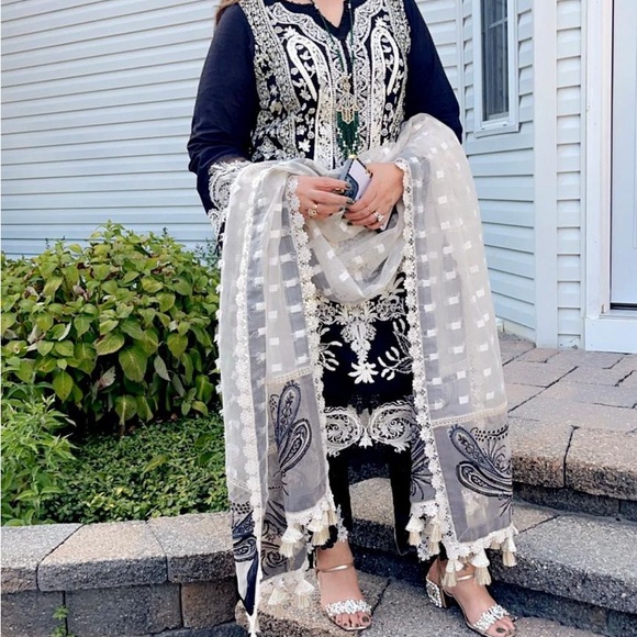 Pakistani Designer Sana Safinaz Black and beige Embroidered Outfit - Picture 3 of 15